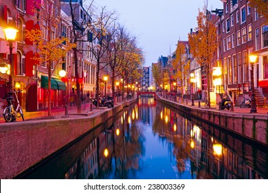 Barrio rojo en Amsterdam Holanda en la noche