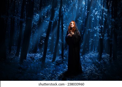 Penyihir muda di hutan malam