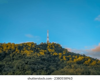 torre di comunicazione sulla collina
