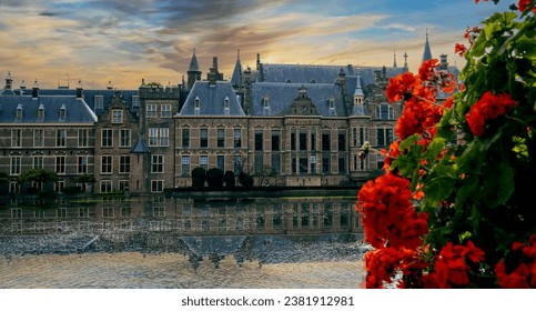 El Palacio Binnenhof de La Haya, junto al canal Hohvijfer. Países Bajos - Edificios del Parlamento holandés.