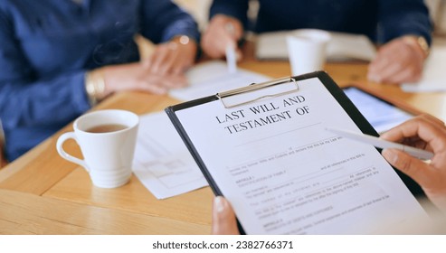 Testamento, avvocato o firma di una coppia con contratto per firmare la domanda o il documento per l'assicurazione sulla vita. Consulente, gestore patrimoniale o firma del cliente per la conformità alla forma giuridica o per l'accordo di proprietà.