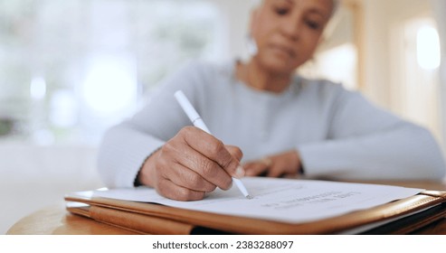 Donna anziana, firma e scrive con documenti, scartoffie e richiesta di polizza assicurativa sulla vita. Persona, mano e lista di controllo per conformità, investimento o testamento in pensione con firma in casa.