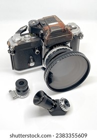 Kamera filem mekanikal klasik moden dari awal 1970-an dengan kanta 50mm F1.8 dan penapis polariser dipasangkan. Ia pernah menjadi salah satu kamera yang paling boleh dipercayai yang digunakan oleh banyak wartawan foto. 5 Ogos 2021.