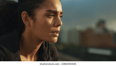 Wanita, bernapas dan lelah setelah berolahraga, berlari, dan berolahraga di luar ruangan, lelah dan letih. Wanita, berlatih dan berolahraga di kota, kardio dan kesehatan mental untuk tantangan, performa, dan istirahat.