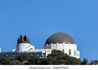 een blik op het Griffith-observatorium vanaf een nabijgelegen heuvel, de afbeelding toont het Los Angeles-observatorium dat in 1933 werd gebouwd op een heldere, zonnige dag en open is voor het publiek, genomen in oktober 2023
