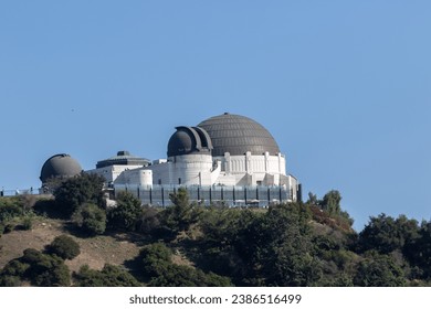 een blik op het Griffith-observatorium vanaf een nabijgelegen heuvel, de afbeelding toont het Los Angeles-observatorium dat in 1933 werd gebouwd op een heldere, zonnige dag en open is voor het publiek, genomen in oktober 2023