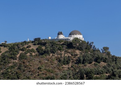 een blik op het Griffith-observatorium vanaf een nabijgelegen heuvel, de afbeelding toont het Los Angeles-observatorium dat in 1933 werd gebouwd op een heldere, zonnige dag en open is voor het publiek, genomen in oktober 2023