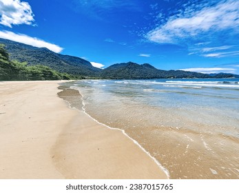 Strand von Dois Rios auf der Ilha Grande, Angra dos Reis, Rio de Janeiro, Brasilien. Brasilianische Landschaft. Tourismus im Südosten Brasiliens.