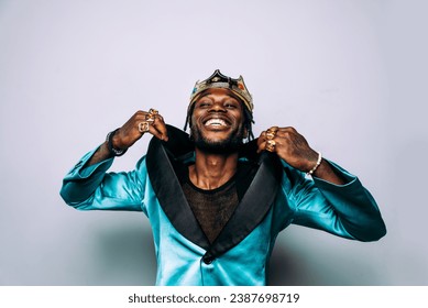 hip hop müzik müzisyeninin portresi. Parti kıyafetleri ve mücevherler giyen bir adamın sinematik görüntüsü