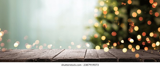 Köknar ağacı ve aydınlatma ışıklarıyla Noel arka planı. Çelenk ve ahşap arka planla evde dekore edilmiş Noel ağacı