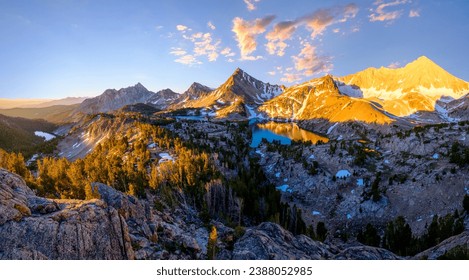 Bình minh chiếu sáng đường chân trời toàn cảnh của ngọn núi phía trên một hồ Alpine. Big Boulder Basin, White Cloud Mountains, Idaho
