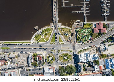 Bela vista aérea de St Augustine, a cidade mais antiga dos EUA. O castelo de San Marcos, o Monumento Nacional, o Flagler College e a Baía de Matanzas