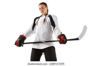 Jonk Meedchen, Hockeyspiller an Uniform, déi mam Stick steet a poséiert isoléiert iwwer wäissen Hannergrond. Champion. Konzept vu professionnelle Sport, Konkurrenz, Spill, Aktioun, Hobby