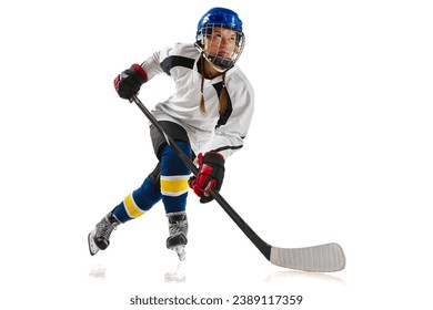 Jonk Meedchen, Athlet, Hockeyspiller a Bewegung, Training, spillt isoléiert iwwer wäissem Hannergrond. Championnat. Konzept vu professionnelle Sport, Konkurrenz, Spill, Aktioun an Hobby
