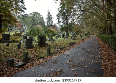 Passeggiando per il cimitero di Sleepy Hollow in una giornata piovosa autunnale, NY