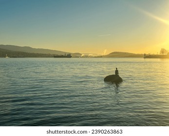 Vancouver, BC – 29. Oktober 2023: Statue der kleinen Meerjungfrau vom Uferweg aus gesehen während der Herbstsaison in der Innenstadt von Vancouver