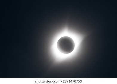 2017 年の北米大日食の際の日食の太陽を望遠で撮影した写真です。