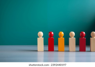 Pequenas figuras de madeira multicoloridas em uma fileira