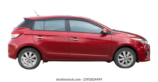 赤いハッチバック車がクリッピングパスを使用して白い背景に分離されています。