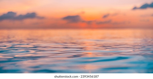 夕方の明るい色鮮やかな夕焼け空の下に、水平線と果てしなく続く海の水面の見事な景色。夢のようなインスピレーションを与える自然のパターン、海の景色のスカイラインの静かな背景