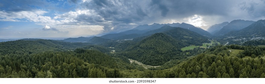 Pamje skenike ajrore nga Val di Chy ose Valchiusella, pamje e formacionit gjeologjik të Amfiteatrit Morainic panorama me rezolucioni të lartë