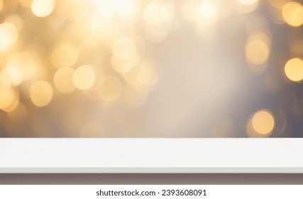 Prázdná bílá deska stolu vpředu, rozmazané vánoční pozadí s bokeh efektem. Zlatá světla vánoční dekorace s prázdný prostor. Zimní párty prázdný nápis