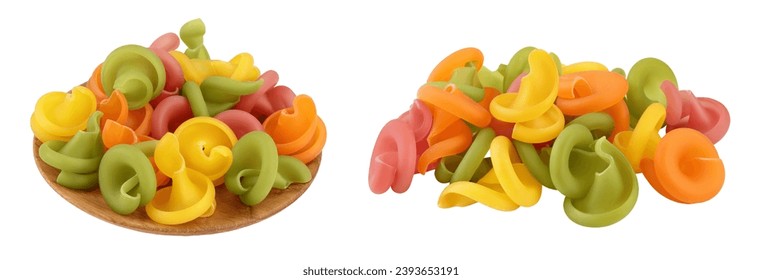 Pasta cruda de colores en un recipiente de madera aislado sobre fondo blanco con gran profundidad de campo