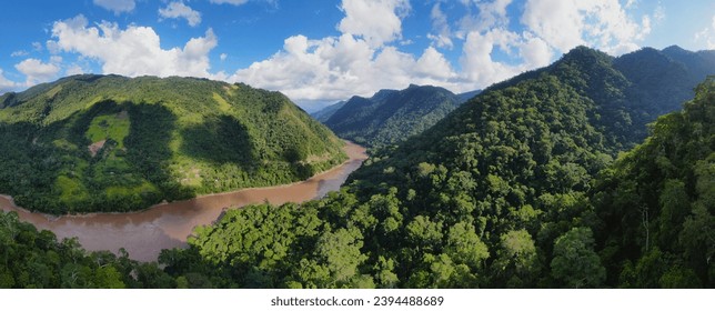 Schéin Amazonaslandschaft a Peru mat Floss a tropesche Reebësch an der Géigend vun Tarapoto