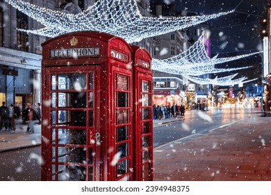 Natal em Londres com uma cabine telefônica vermelha no Soho, decorações festivas de luzes e neve caindo
