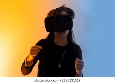 Las adolescentes se divierten jugando con gafas de realidad virtual, viendo películas, escuchando música, comprando. Fondos futuristas de neón coloridos, tecnología digital del futuro.
