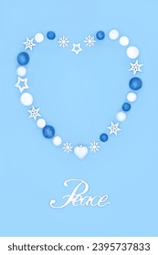 Couronne de Noël en forme de cœur avec signe de paix, flocons de neige, étoiles et boules. Symbole romantique des fêtes de fin d'année sur fond bleu. Design festif pour carte de vœux, menu, invitation, logo.