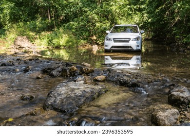 Образ жизни, путешествие на летние каникулы на внедорожнике 4wd приключения и исследования природы, поиск пейзажей в лесу, открытие белого автомобиля, въезд в ручей, пересекающий реку. Каенг Крачан, Пхетчабури, Таиланд