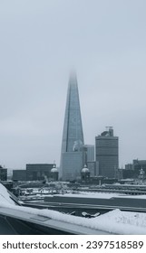 O fragmento na neve (parte superior coberta pelas nuvens)