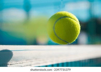 close-up bola tenis yang terbang di atas net tenis dengan kecepatan tinggi