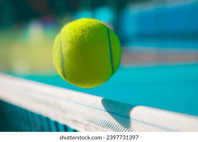 close-up bola tenis yang terbang di atas net tenis dengan kecepatan tinggi