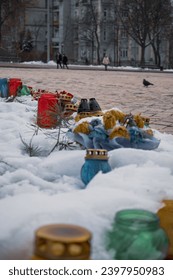 КИЕВ, УКРАИНА - 6 ДЕКАБРЯ 2023 ГОДА: В ДЕНЬ ВООРУЖЕННЫХ СИЛ УКРАИНЫ, ВОЗЛЕ ПАМЯТНЫХ СВЕЧЕЙ, СТОЯЩИХ В МИХАЙЛОВСКОМ ПЛОЩАДИ, РЯДОМ ПРОГУЛЯЕТСЯ ДОЖ. КАК СИМВОЛ МИРА