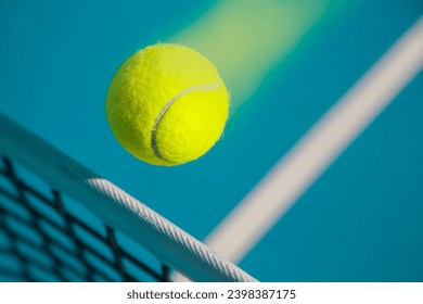 close-up bola tenis yang terbang di atas net tenis dengan kecepatan tinggi