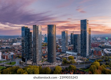 Centre-ville de Manchester, Angleterre, Royaume-Uni à l'aube avec les lumières de la ville et le ciel sombre de cette ville anglaise.