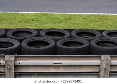 Race Track Tire Wall - Barieră de accident căptușită cu anvelope uzate la circuitul de curse