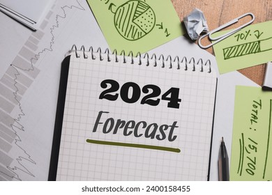 مفكرة تحمل نقش توقعات 2024 على خلفية ملاحظات توقعات السوق. مفهوم توقعات عام 2024.