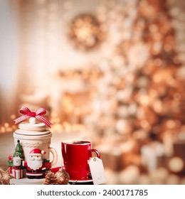 Peralatan kopi Natal dari keramik dengan label harga berada di depan pemandangan Natal bokeh untuk perayaan Natal dan tahun baru dengan diskon utama dalam promosi pemasaran.