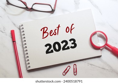 Най-доброто от 2023 г., написано в бележник на бюрото. Обзор на годината, концепция за най-добрите събития за годината.