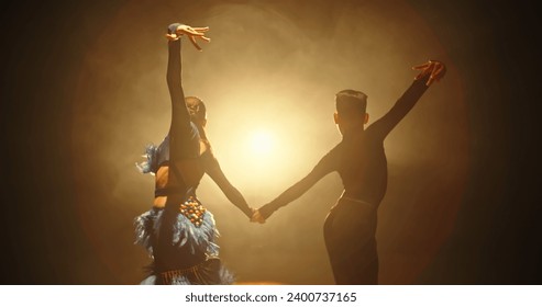 Hai vũ công khiêu vũ châu Á nhỏ tuổi đang biểu diễn một điệu nhảy Latin. Các biên đạo múa trẻ tài năng đang trình diễn nghệ thuật - giấc mơ thời thơ ấu, khái niệm ký ức thời thơ ấu