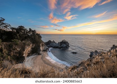 Západ slnka nad McWay Falls v Big Sur