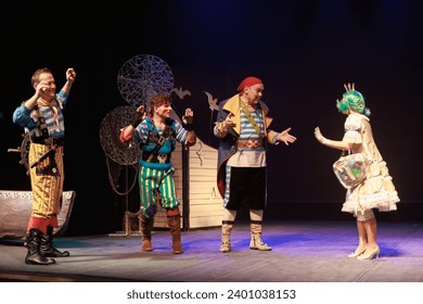นักแสดงแสดงการแสดงให้เด็กๆชมบนเวที