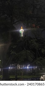 Foto del bellissimo monas simbolo dell'Indonesia di notte
