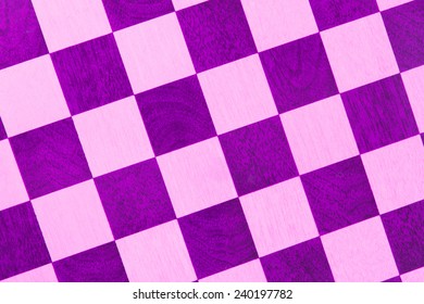 Tablero de ajedrez de madera muy antiguo, aislado en primer plano, color morado