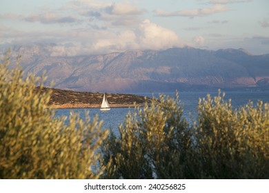 Thuyền buồm trên biển ở Crete, Hy Lạp