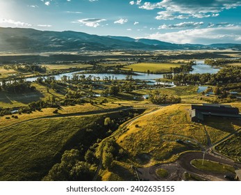 Une vue aérienne à couper le souffle de Paradise Valley et de la rivière Yellowstone sous un ciel nuageux et lumineux