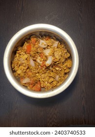 Snack indio chana zor con tomates cortados y cebollas colocados sobre un fondo marrón